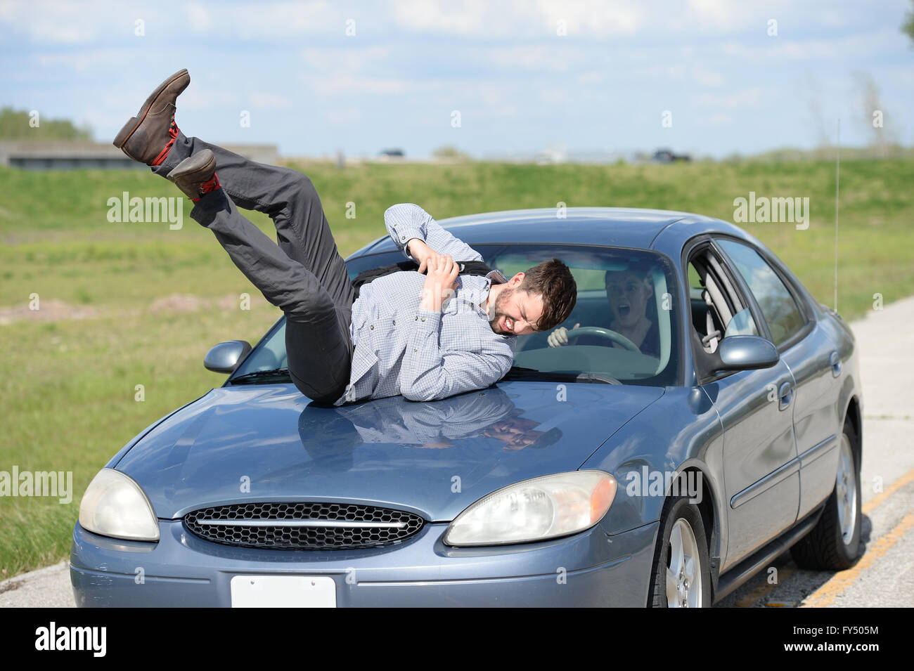 парень на дороге. машина over. Car hit. гонки с тараном на иос smash. колесо спорткара.