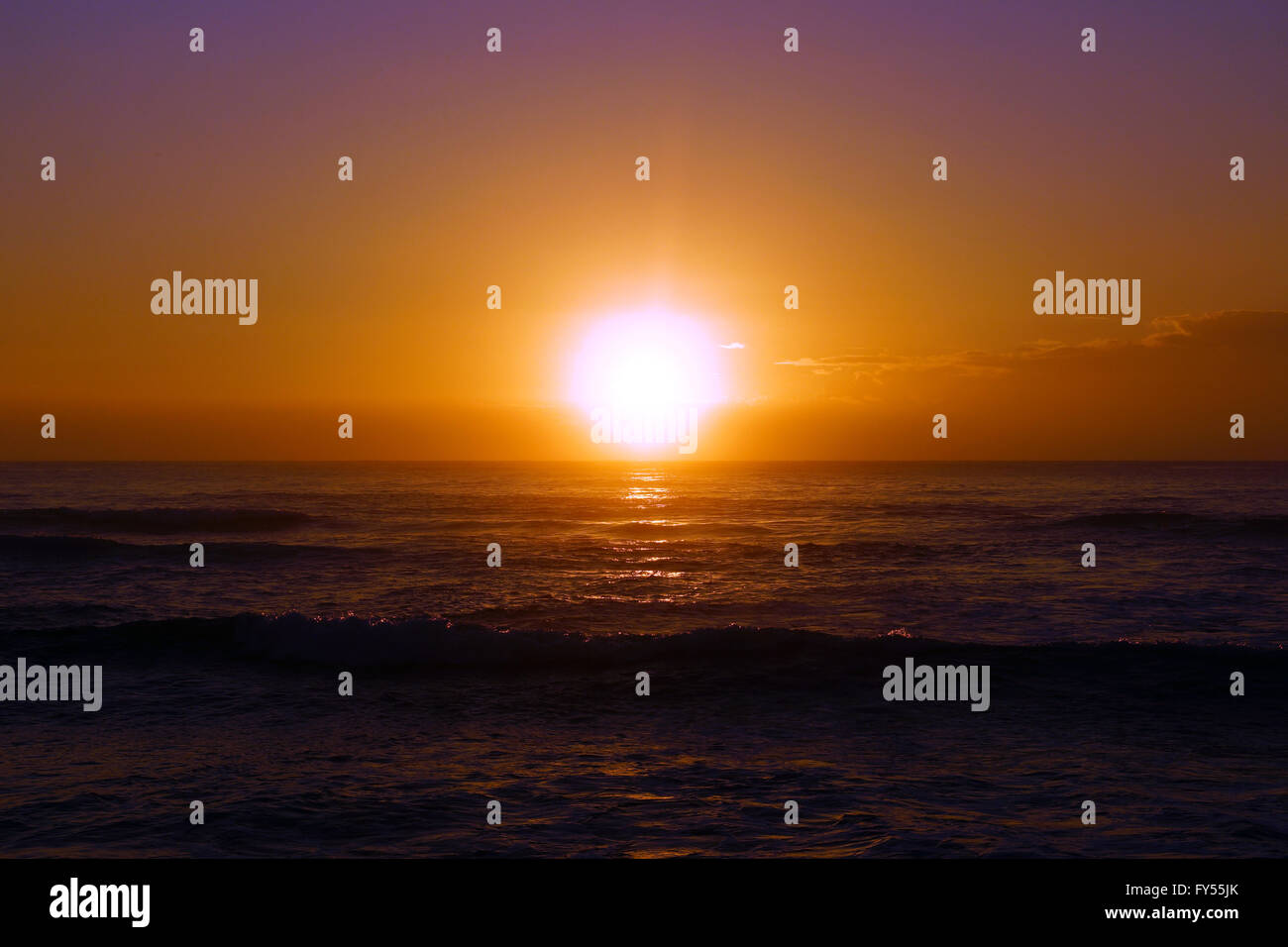 Sunrise over ocean hi-res stock photography and images - Alamy