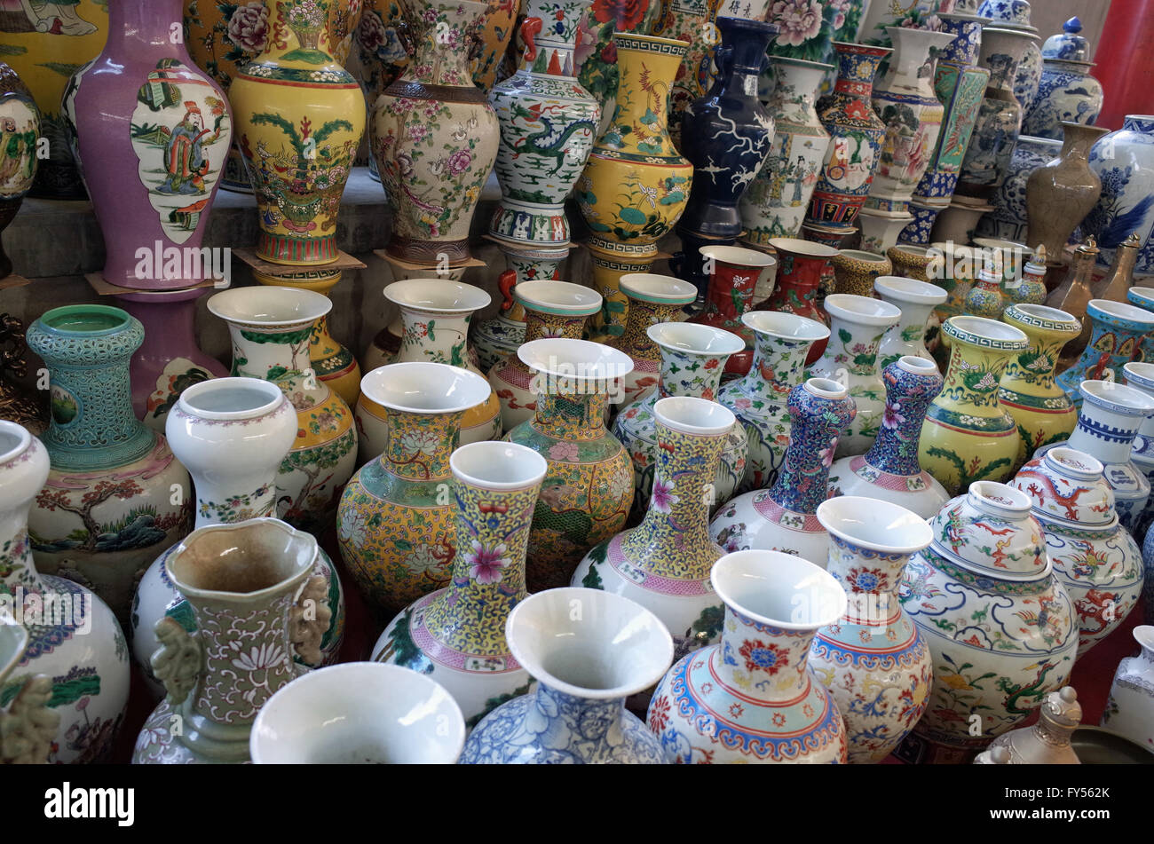 Range of colourful Chinese vases in a Beijing market Stock Photo