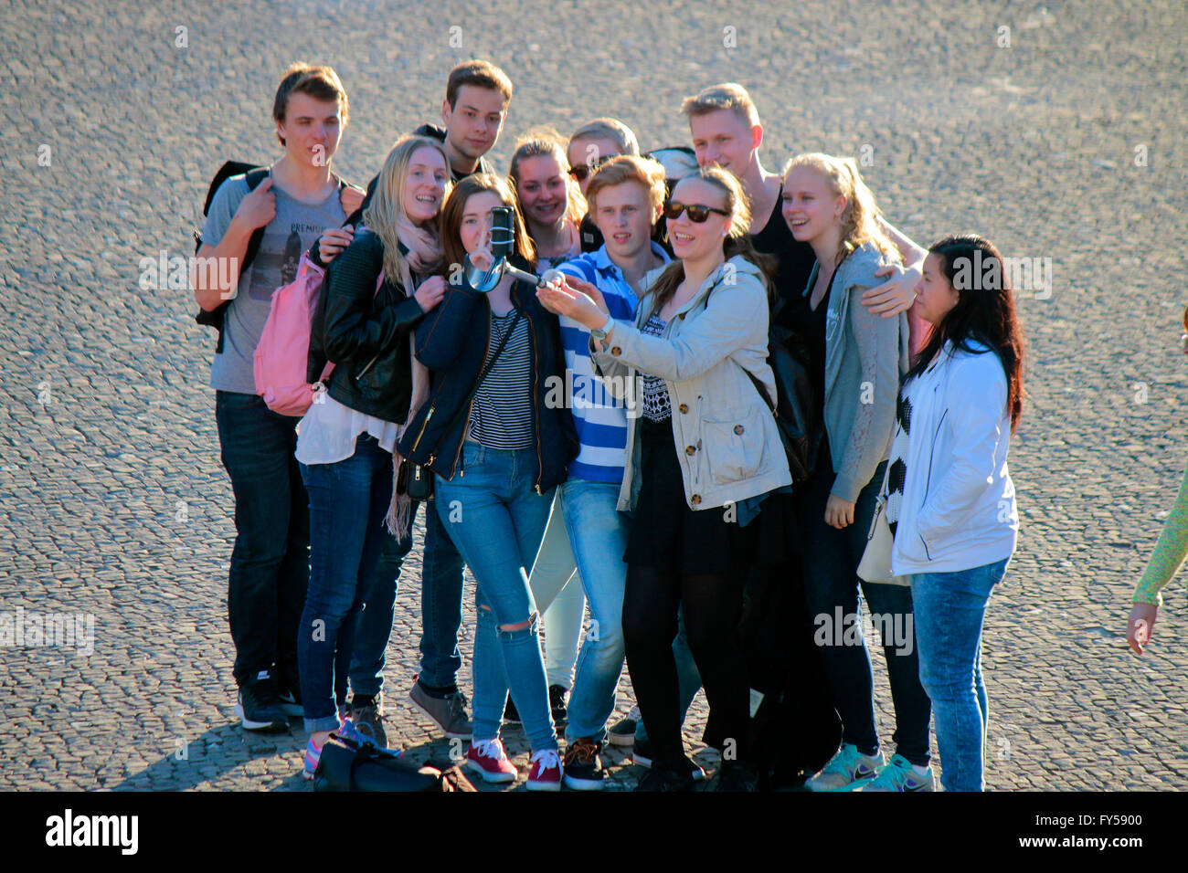 Jugendliche machen ein 'Selfie', Berlin . Stock Photo