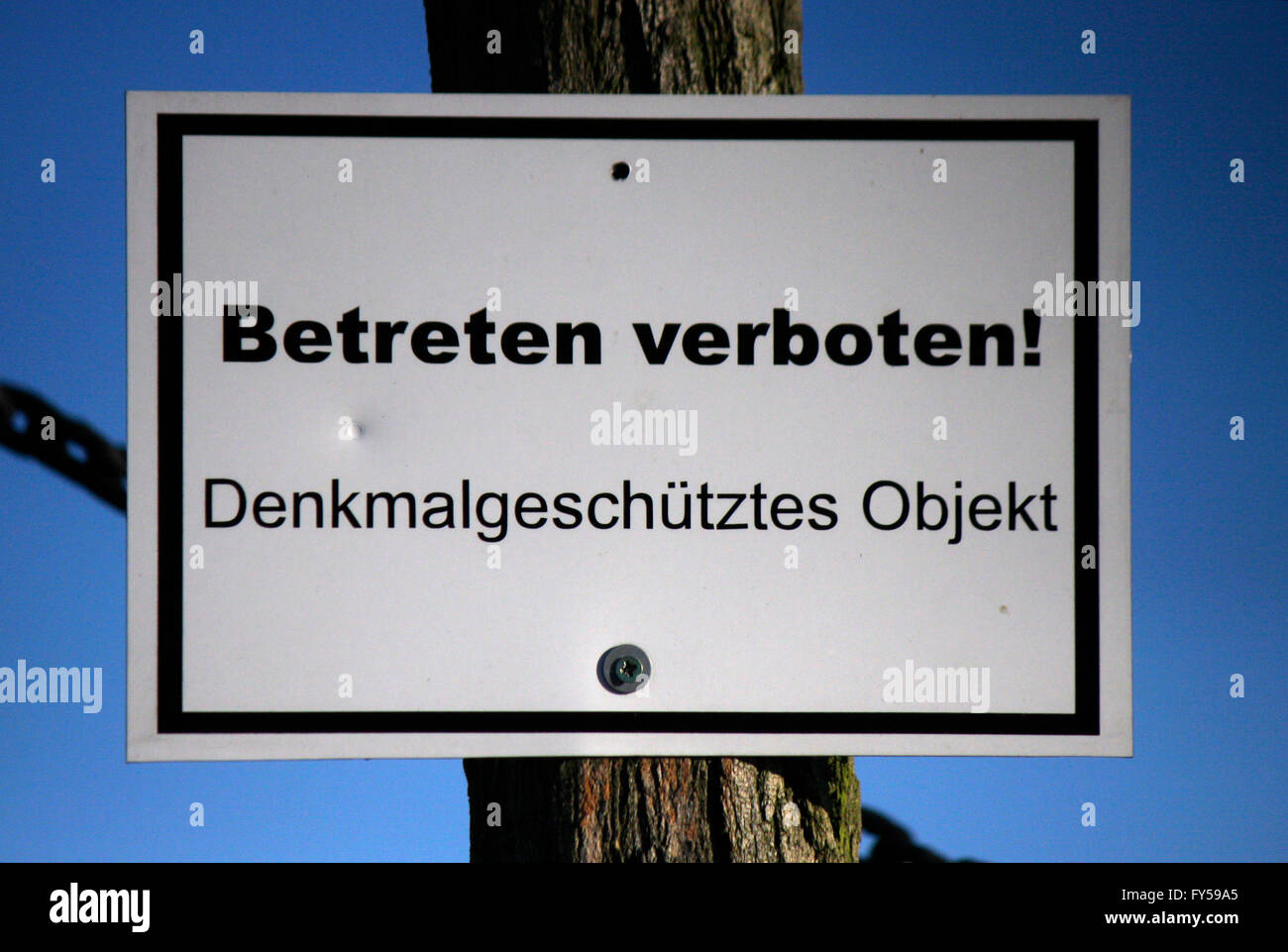 Schild: Denkmalschutz: Betreten verboten, Dallgow, Brandenburg. Stock Photo