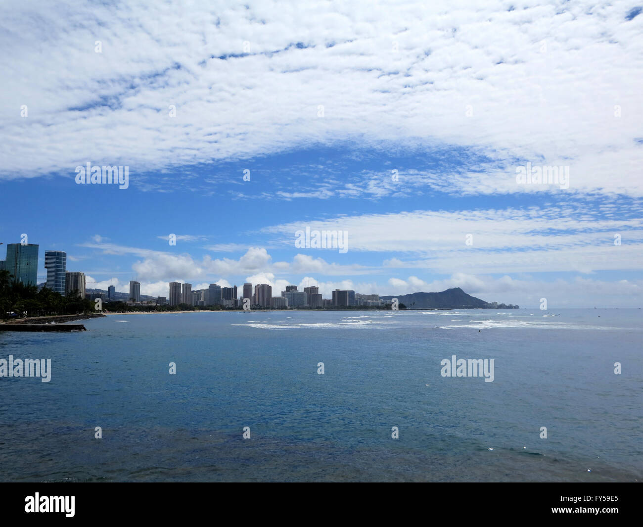 Ala Moana Beach Park with buildings of Honolulu, Waikiki and iconic  Diamondhead in the distance during a beautiful day on the is Stock Photo -  Alamy