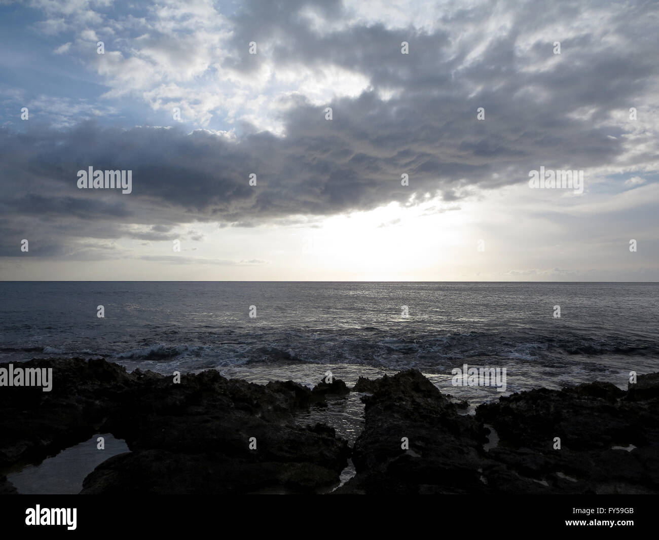 Ocean waves on rock shore hi-res stock photography and images - Alamy