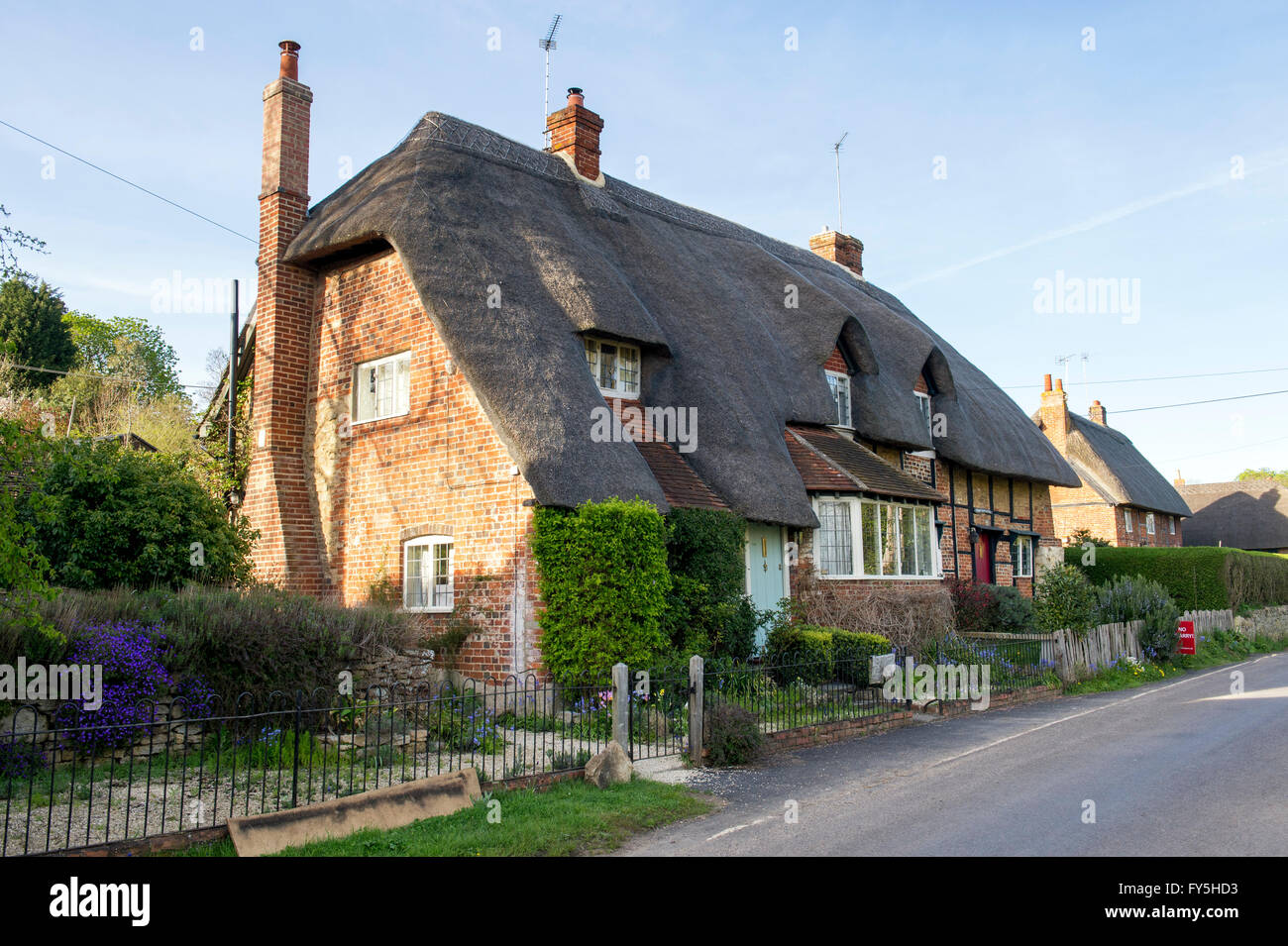 Thatched cottage in Clifton Hampden, Oxfordshire, England Stock Photo