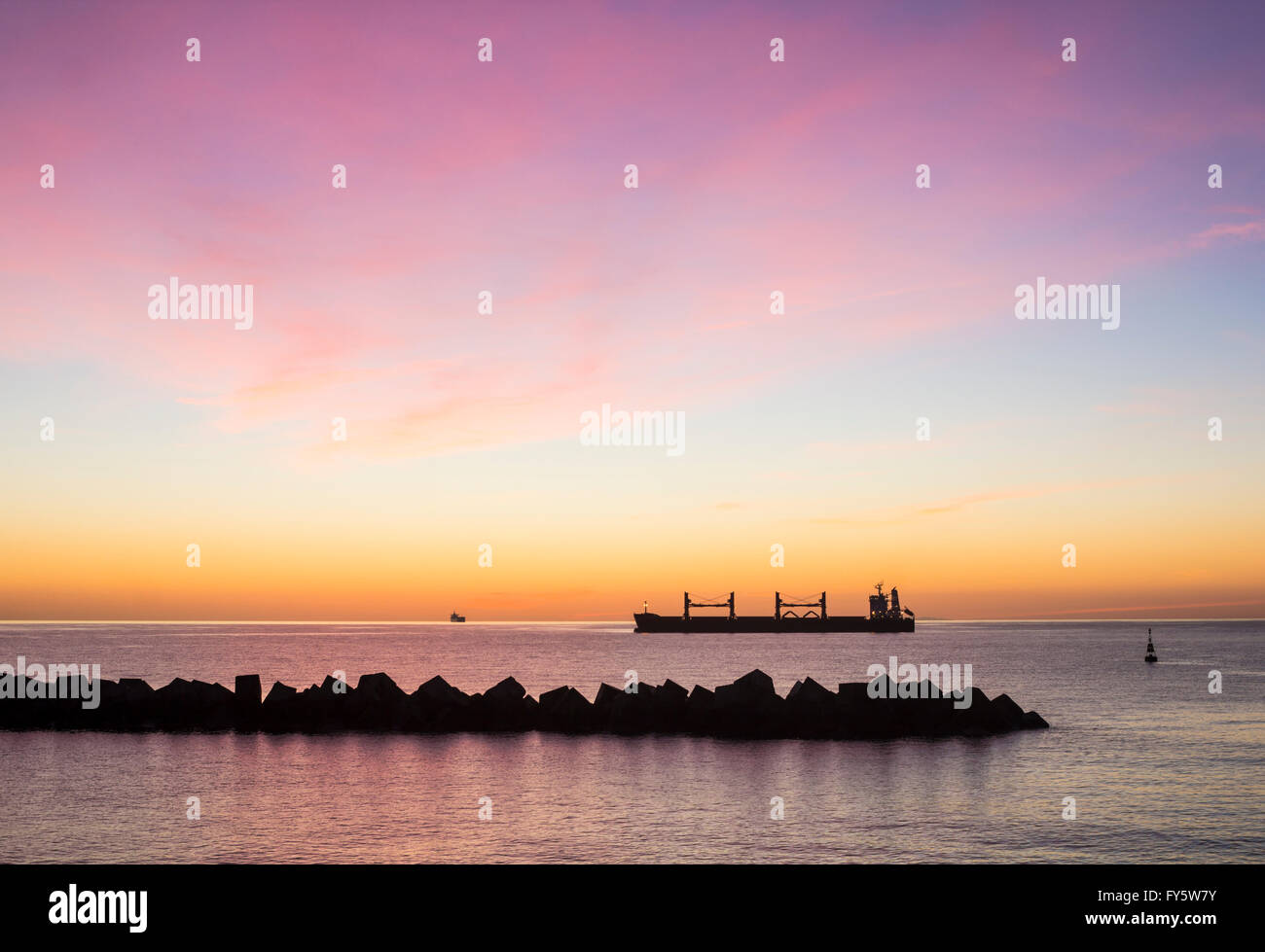 Stunning Earth Day Atlantic Ocean sunrise, Las Palmas, Gran Canaria, Canary  Islands, Spain, 22nd April 2016. Weather: As many parts of the UK wakes up  to a chilly Friday morning, it`s a