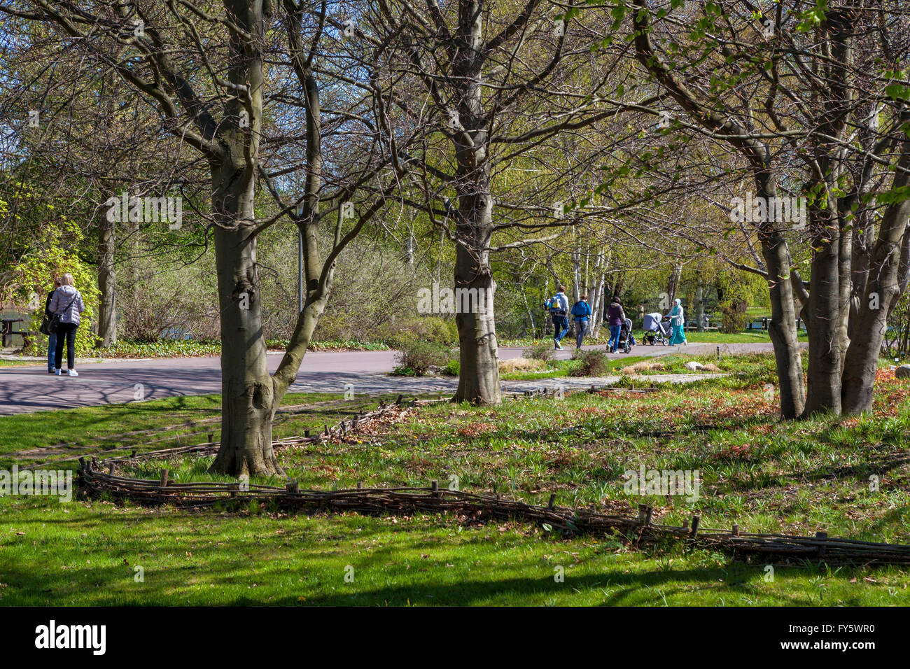 Britzer Garten, Neukölln, Berlin, Germany. 21st April 2016. Berliners