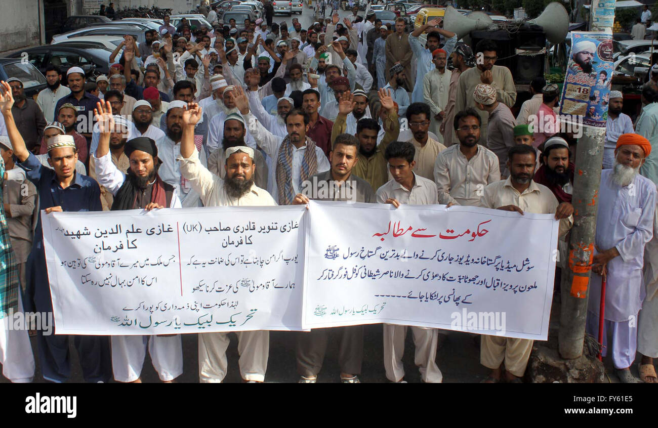 Karachi, Pakistan. 22nd April, 2016. Activists of Jamat-e-Ahle Sunnat are protesting against blasphemy as they are demanding to execute Pervez Iqbal, a self proclaimed prophet, during demonstration held at Karachi press club on Friday, April 22, 2016. Credit:  Asianet-Pakistan/Alamy Live News Stock Photo
