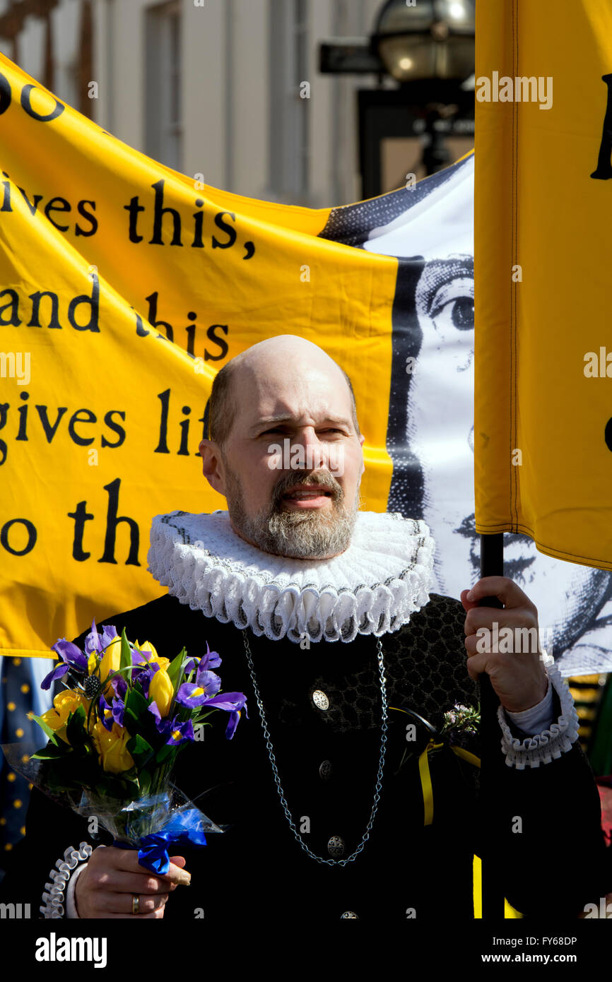 Stratford-upon-Avon, Warwickshire, UK. 23rd Apr, 2016. Commemorating the birthday and 400th anniversary of the death of William Shakespeare, a large procession parades around the town centre of Stratford-upon-Avon. A William Shakespeare lookalike forms part of the precession. Credit:  Colin Underhill/Alamy Live News Stock Photo