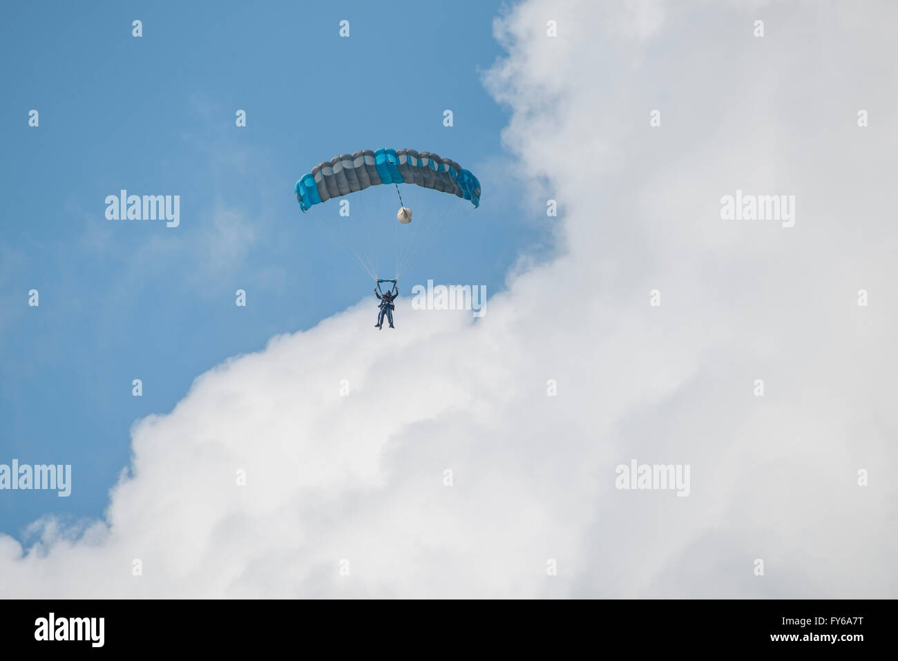 Paratroopers into a double jump to one parachute Stock Photo