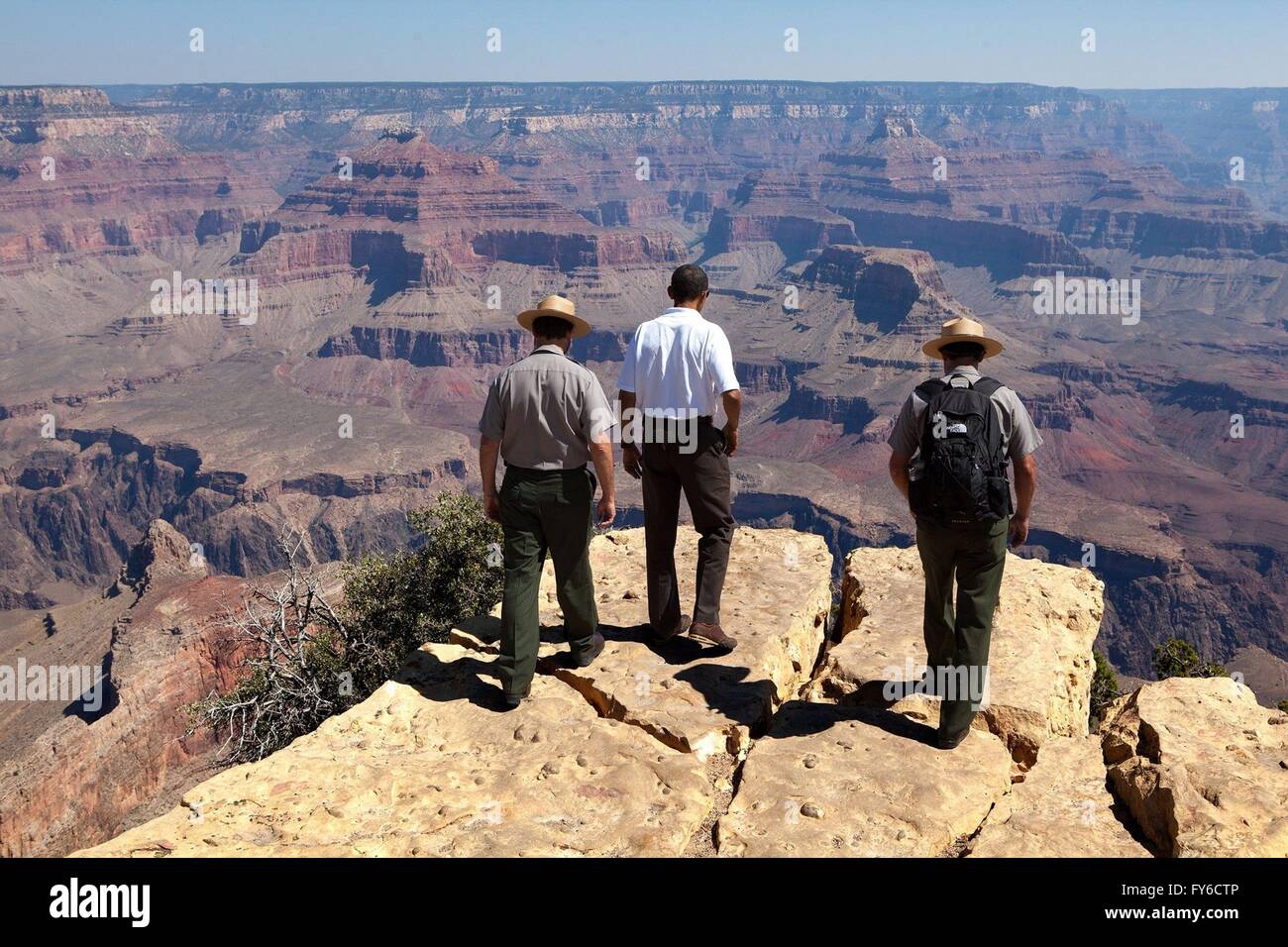 BARACK OBAMA LOOKS OUT AT GRAND CANYON 8X10 PHOTO PRES
