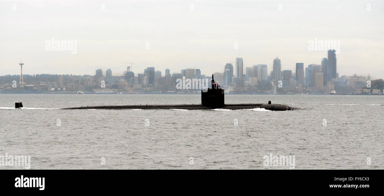The U.S. Navy Los Angeles-class attack submarine USS Albuquerque steams past the skyline of Seattle enroute to the Puget Sound Naval Shipyard October 28, 2015 in Seattle, Washington. The Albuquerque will be deactivated after 32 years of service. Stock Photo