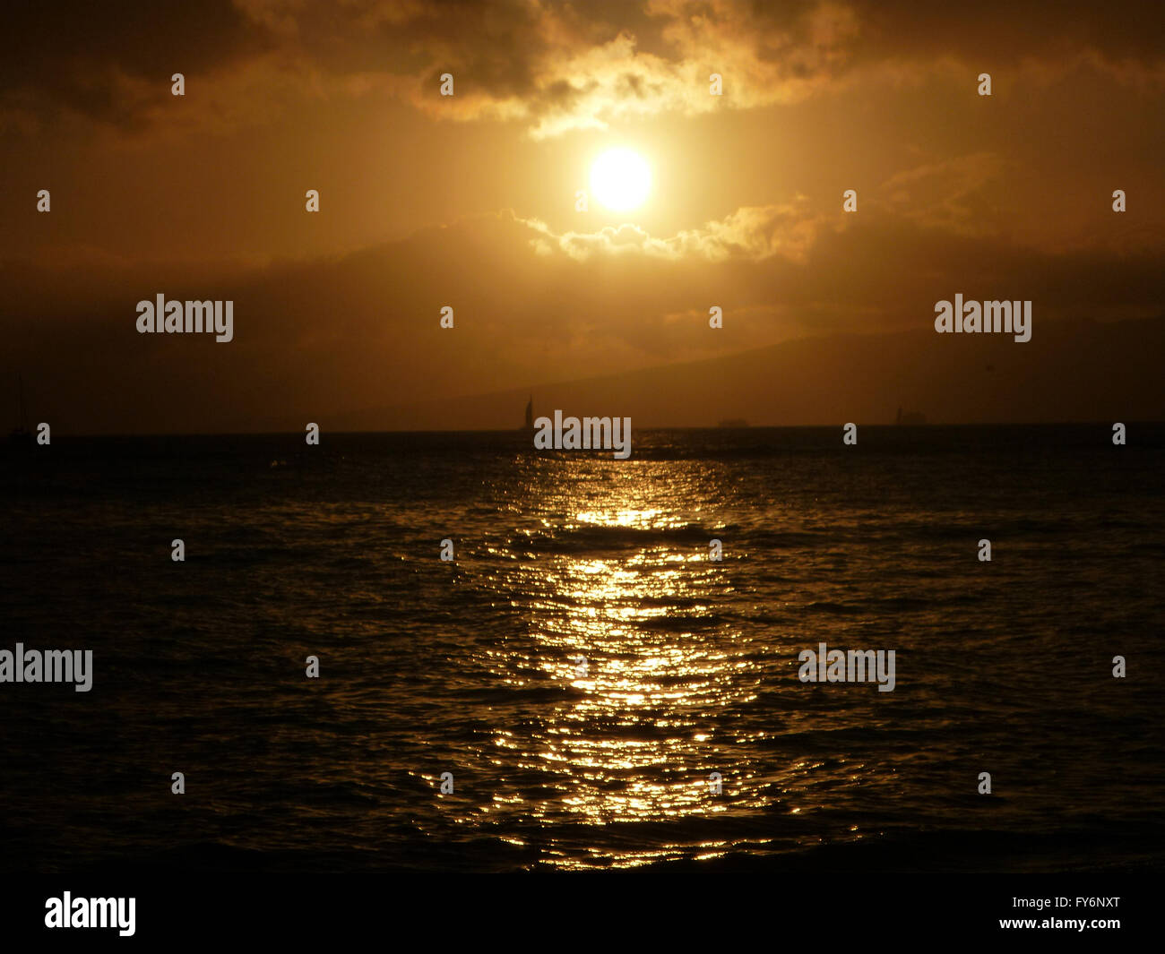 Sunset over water boats hi-res stock photography and images - Alamy