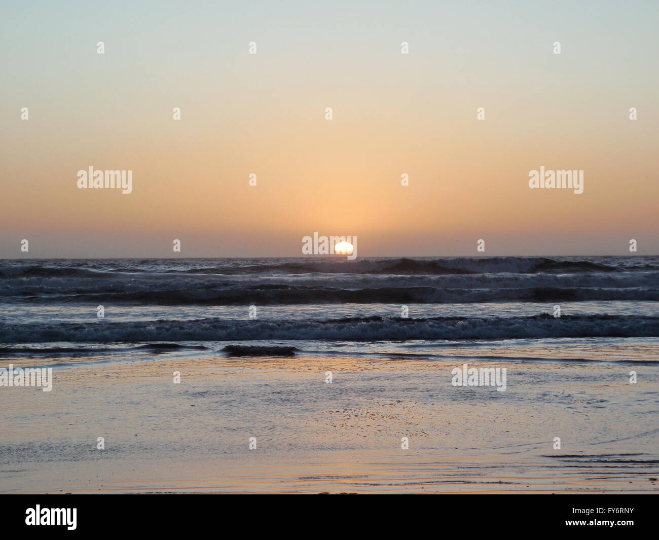 Wave crashing beach sunset hi-res stock photography and images - Alamy