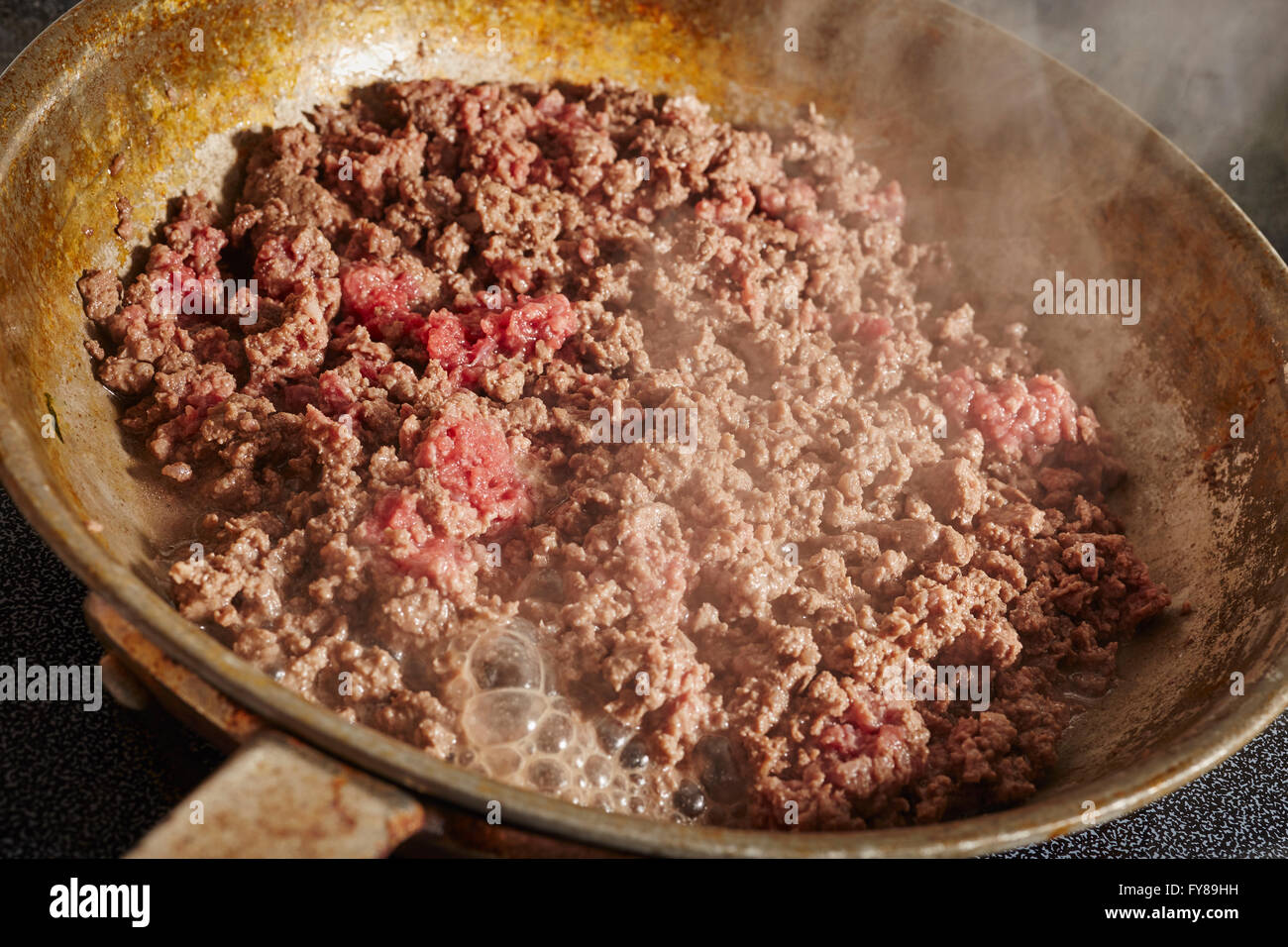 ground beef mince browning in a skillet Stock Photo Alamy