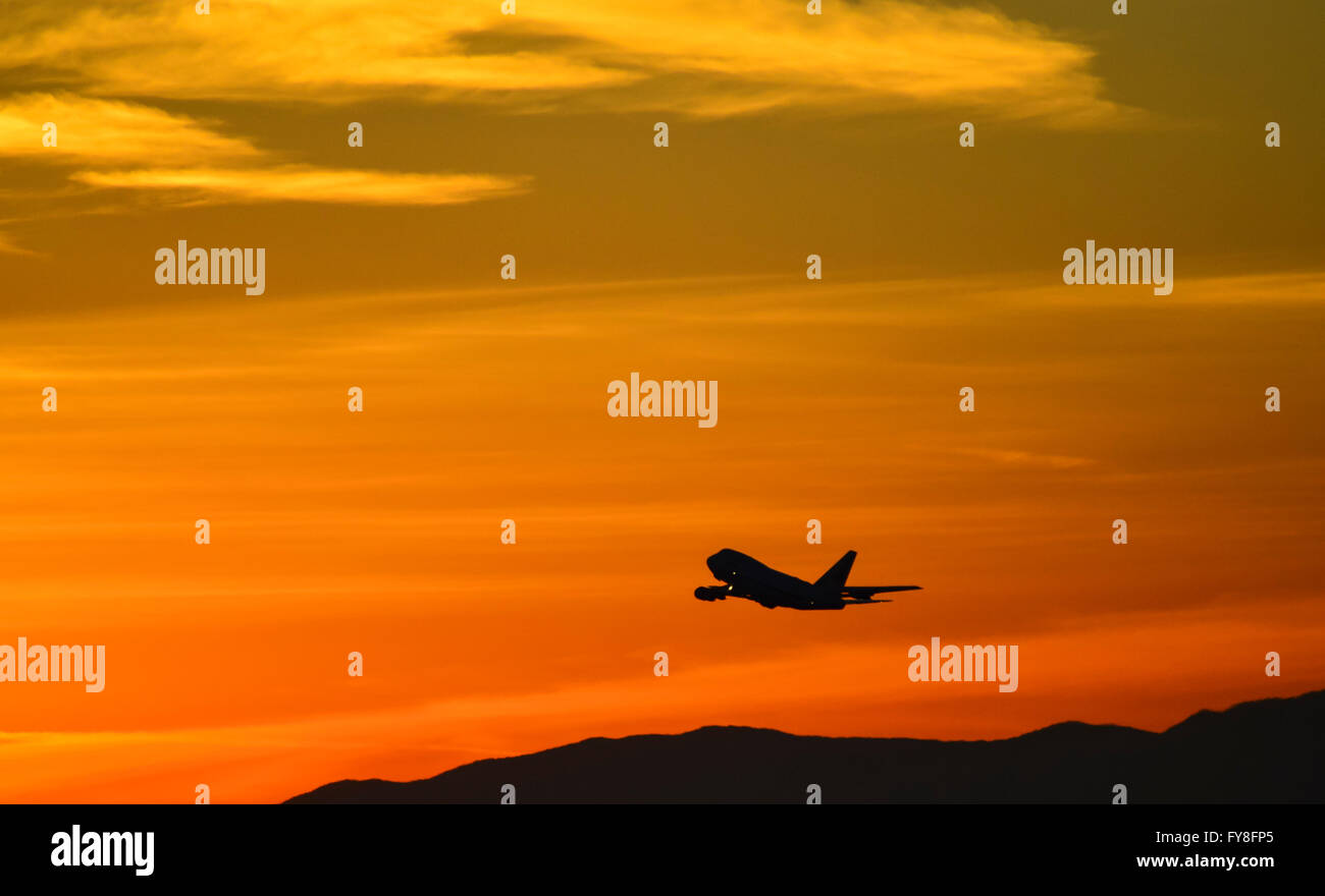 Plane flying into sunset hi-res stock photography and images - Alamy