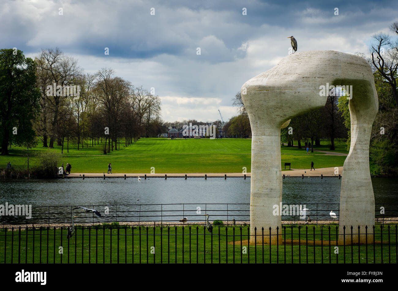 The Arch by Henry Moore, in front of Kensington Palace. A heron sits atop a sculpture in Kensington Gardens, London Stock Photo