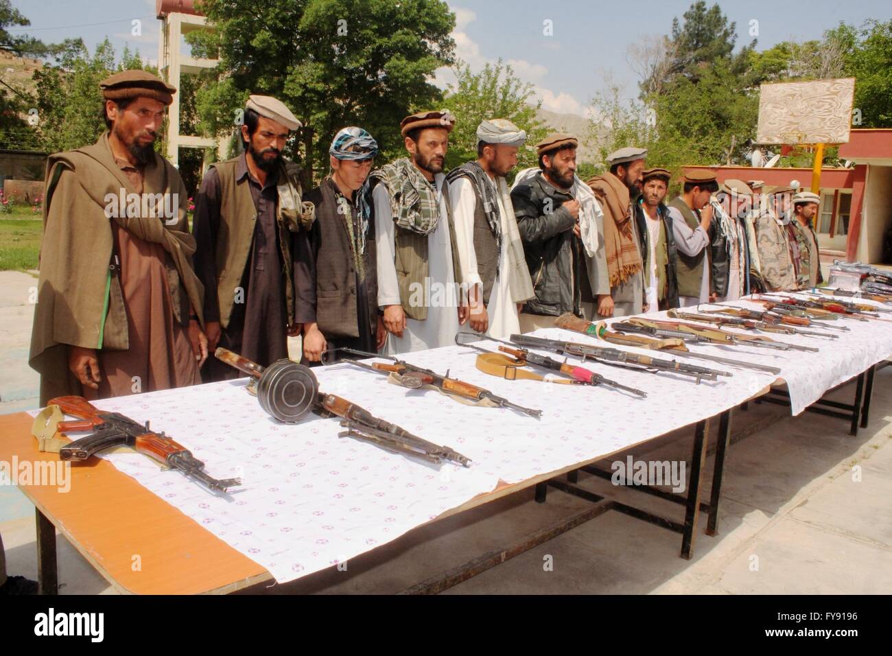 160423) -- PUL-E-KHUMRI, April 23, 2016 (Xinhua) -- Taliban fighters hand  over their weapons to Afghan government at a surrender ceremony in Baghlan  province, north Afghanistan, April 23, 2016. Some 21 Taliban