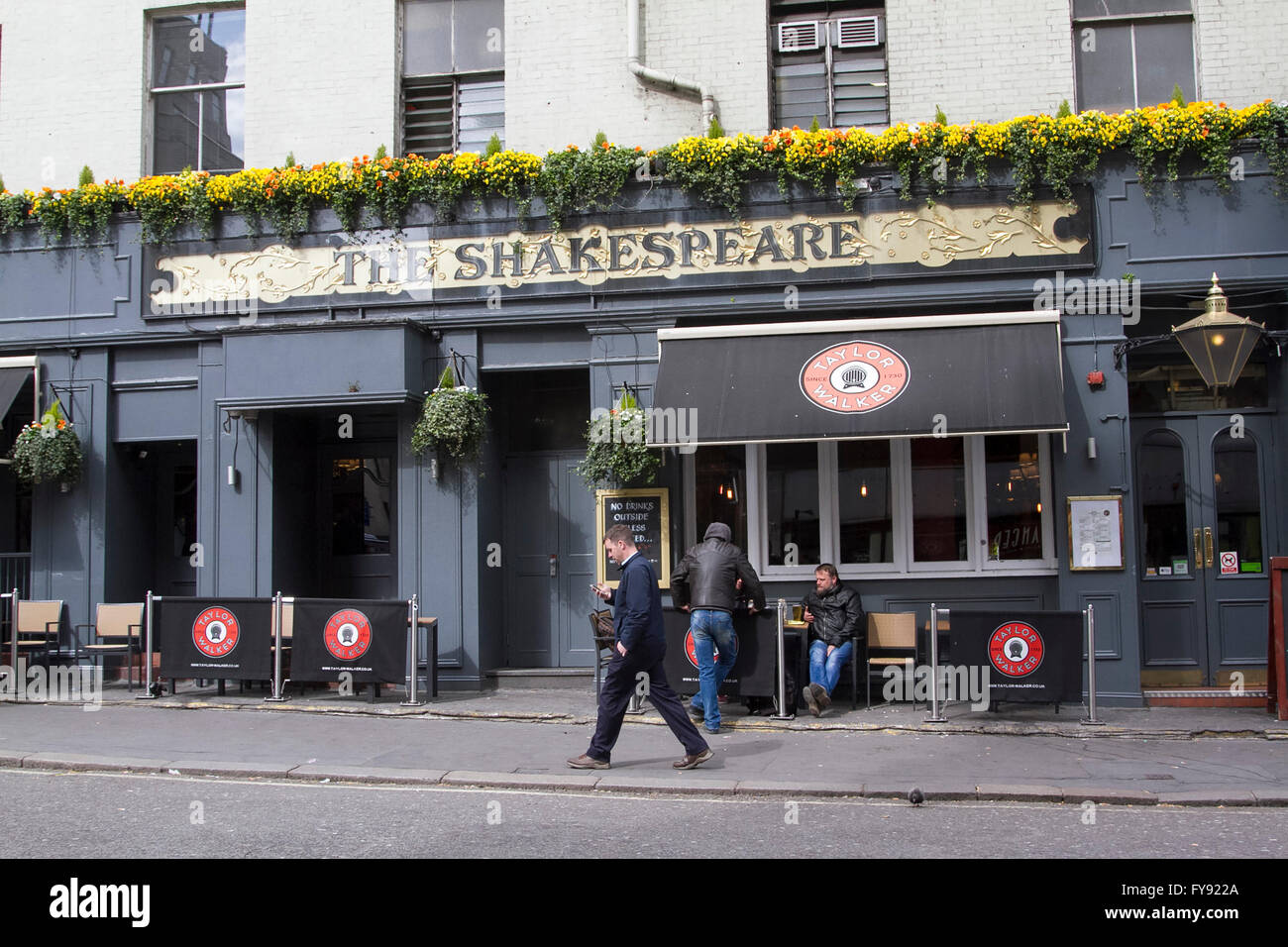 London, UK. 23rd Apr, 2016. Pedestrians walk outside The Shakespeare pub in Victoria named after John Shakespeare, William Shakespeare's father on the 400th anniversary of the death of the English writer William Shakespeare Credit:  amer ghazzal/Alamy Live News Stock Photo