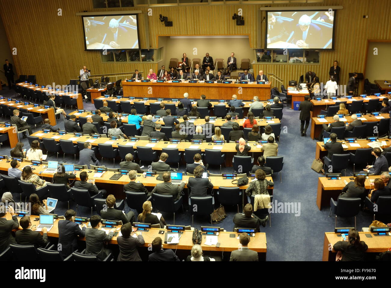 New York City, United States. 22nd Apr, 2016. View of high-level Paris  Accord implementation session in conference room 4 at UN headquarters. US  secretary of state John Kerry answered questions during a