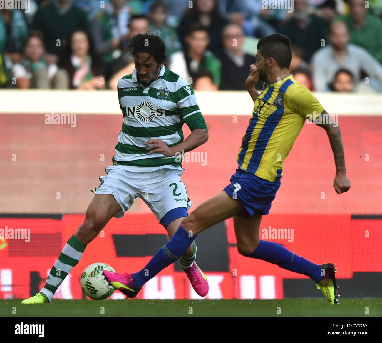 Lisbon, Portugal. 23rd Apr, 2016. Schelotto (L) of Sporting CP vies with Joaozinho of Uniao Madeira during their Portuguese league football match in Lisbon, Portugal, April 23, 2016. Sporting CP won 2-0. © Zhang Liyun/Xinhua/Alamy Live News Stock Photo