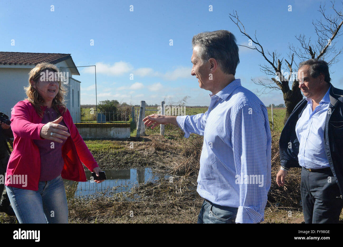 Santa Fe. 23rd Apr, 2016. Argentina's President Mauricio Macri (C) interacts with a woman whose family was affected by flood in Colonia Fidela of Santa Fe Province April 23, 2016. © TELAM/Xinhua/Alamy Live News Stock Photo
