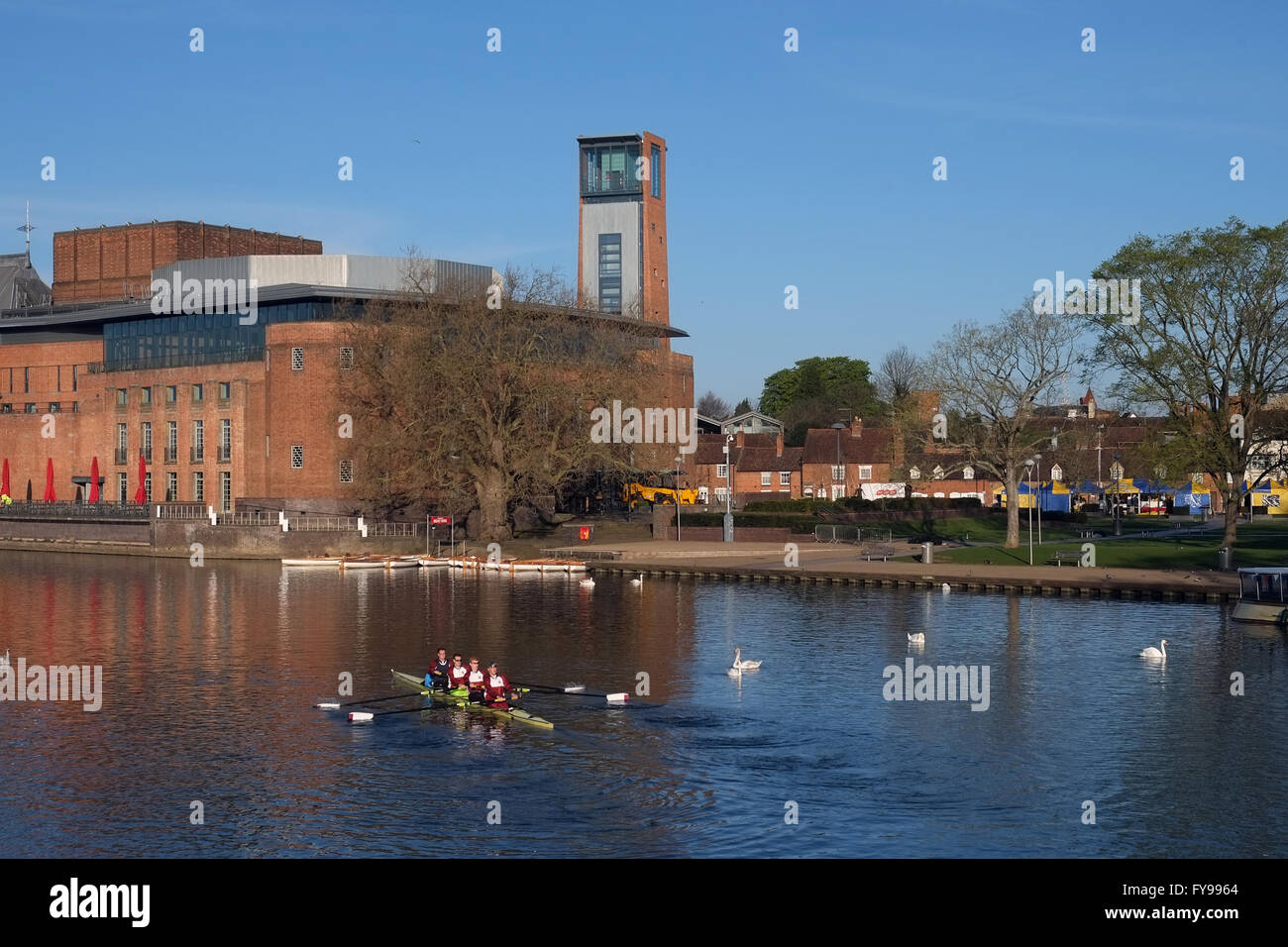 Stratford-upon-Avon, England, UK; 24th April, 2016. A beautiful day in Stratford-upon-Avon this morning, as the town continues the weekend festivities to commemorate the 400th anniversary of the death of William Shakespeare yesterday. Credit:  Andrew Lockie/Alamy Live News Stock Photo
