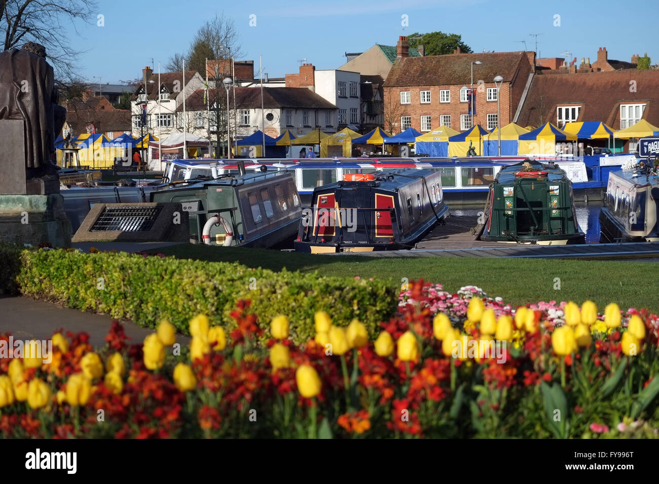 Stratford-upon-Avon, England, UK; 24th April, 2016. A beautiful day in Stratford-upon-Avon this morning, as the town continues the weekend festivities to commemorate the 400th anniversary of the death of William Shakespeare yesterday. Credit:  Andrew Lockie/Alamy Live News Stock Photo