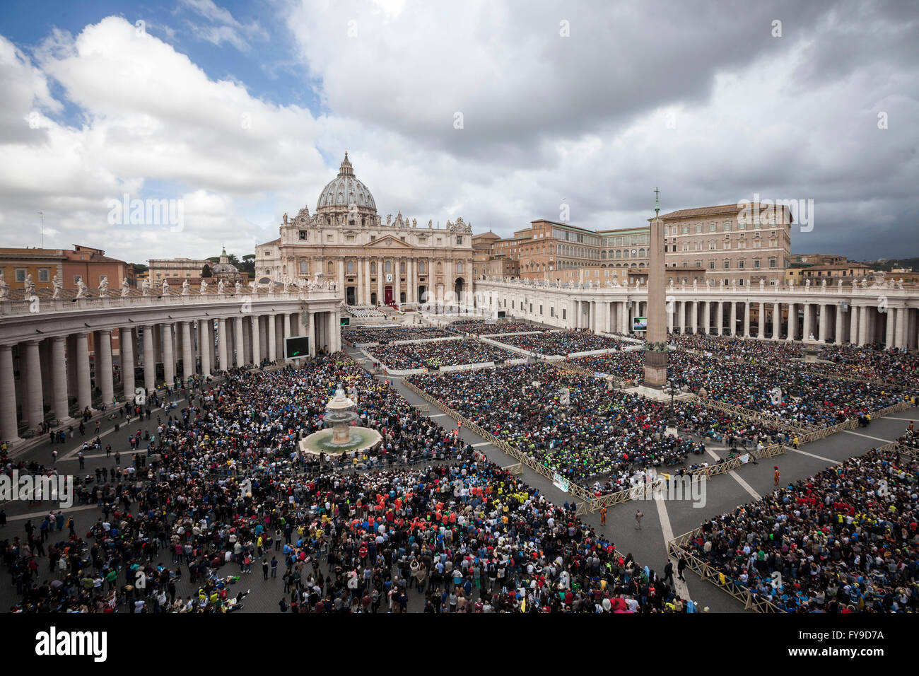 vatican-city-vatican-24th-apr-2016-a-general-view-of-the-crowded-square-FY9D7A.jpg