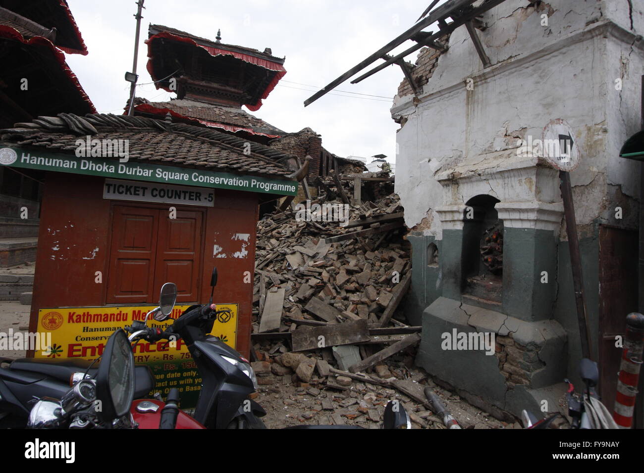 Nepal earthquake 2015 hi-res stock photography and images - Alamy