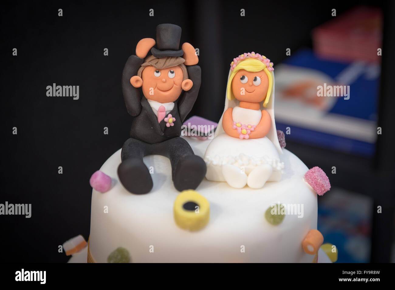 Bride and Groom newlyweds wedding cake decoration, Cake International – The Sugarcraft, Cake Decorating and Baking Show, London Stock Photo