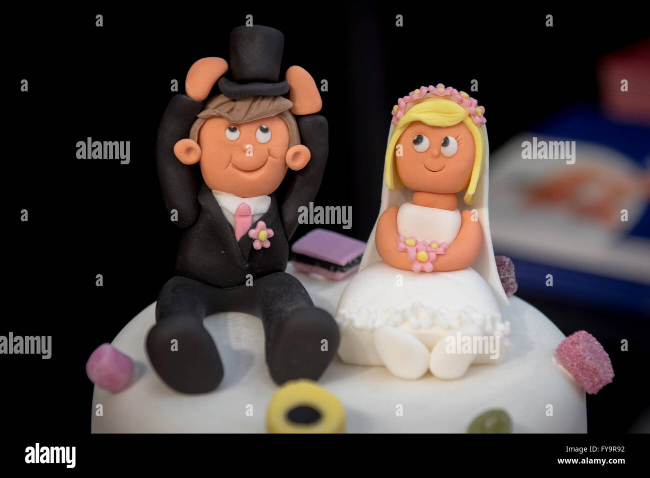 Bride and Groom newlyweds wedding cake decoration, Cake International – The Sugarcraft, Cake Decorating and Baking Show, London Stock Photo