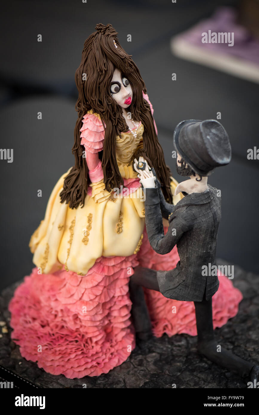 Marriage Proposal man kneeling sugar decorations Cake International – The Sugarcraft, Cake Decorating and Baking Show in London Stock Photo