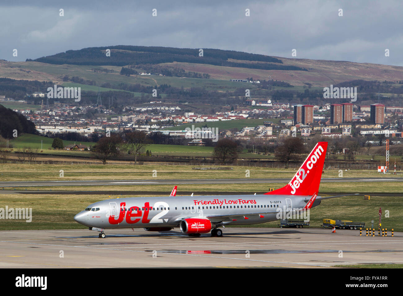 Aircraft lined up landing and taking off at Glasgow Airport Stock Photo