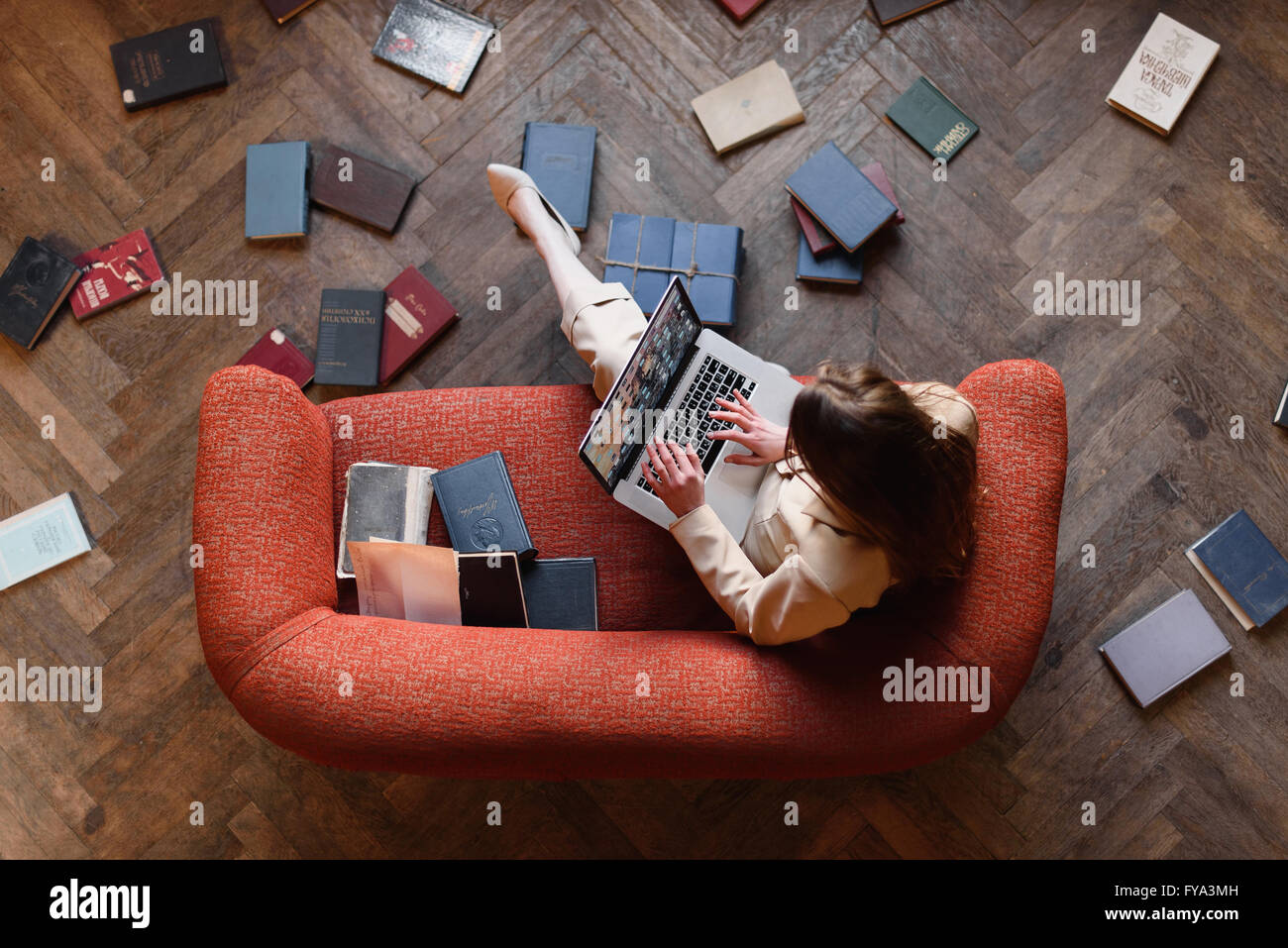 девушка с блокнотом. мужчина читает книгу. человек читает книгу. читает книгу. человек держит книгу в руках.