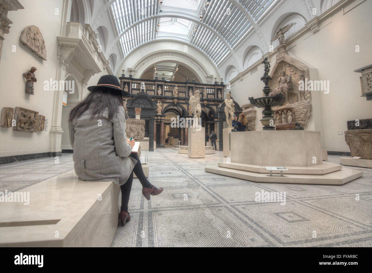 The victoria and albert museum statue hi-res stock photography and images -  Alamy