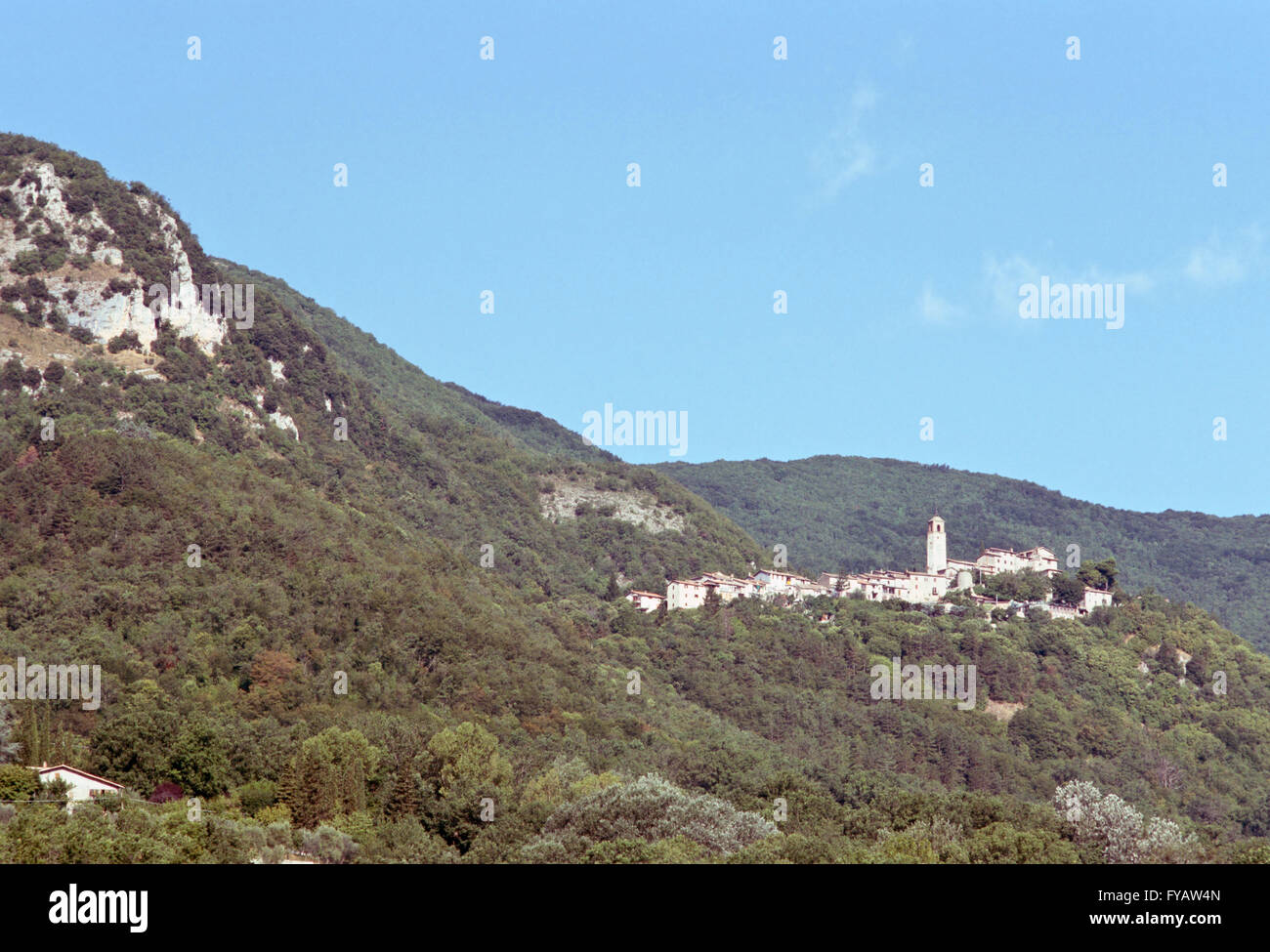 Italian medieval hill town hi-res stock photography and images - Alamy