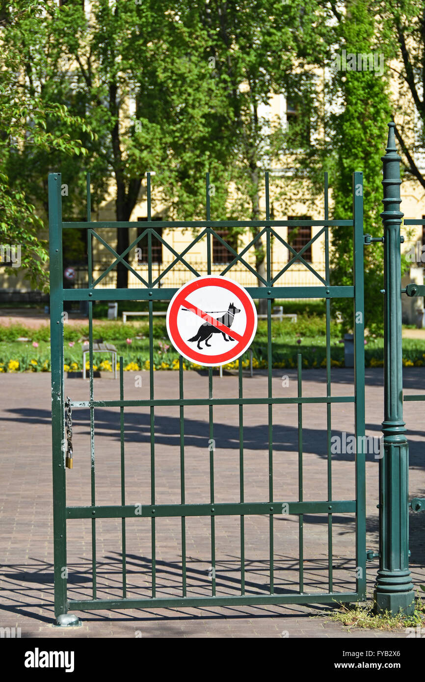 No dogs allowed sign on the fence of the entrance of the park Stock Photo