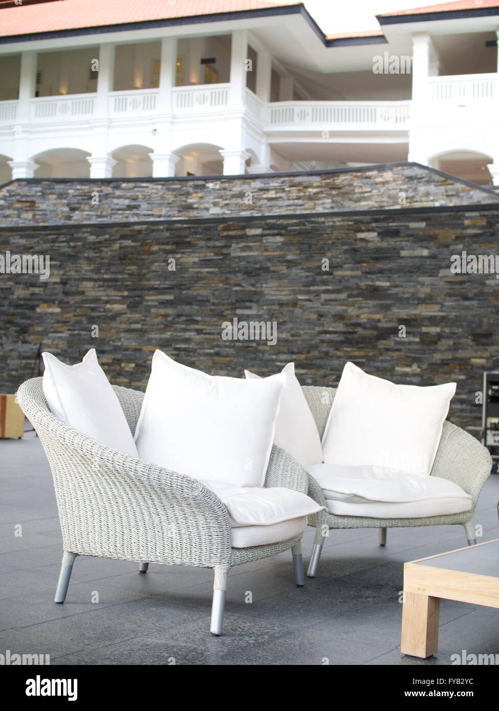 janus et cie chair setting white wicker Stock Photo - Alamy