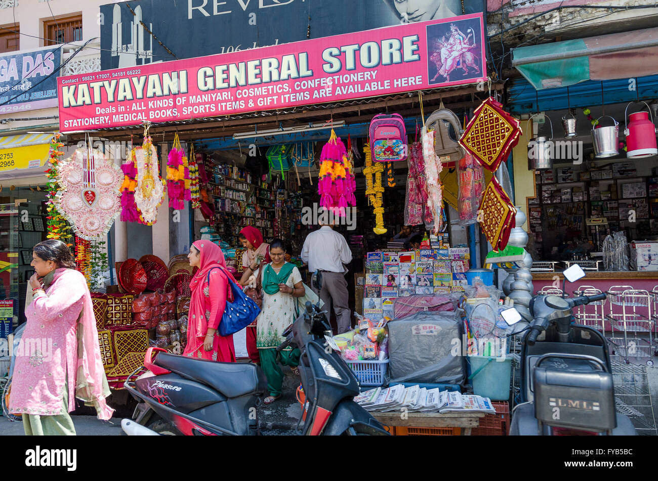 General store, near Dharamshala, Kangra District, Himachal Pradesh Stock Photo: 102893264 - Alamy