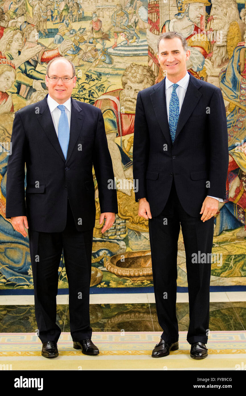 Madrid, Spain. 22nd Apr, 2016. King Felipe VI of Spain (R) receives Prince Albert II of Monaco (L) at Zarzuela Palace on April 22, 2016 in Madrid, Spain. © dpa/Alamy Live News Stock Photo