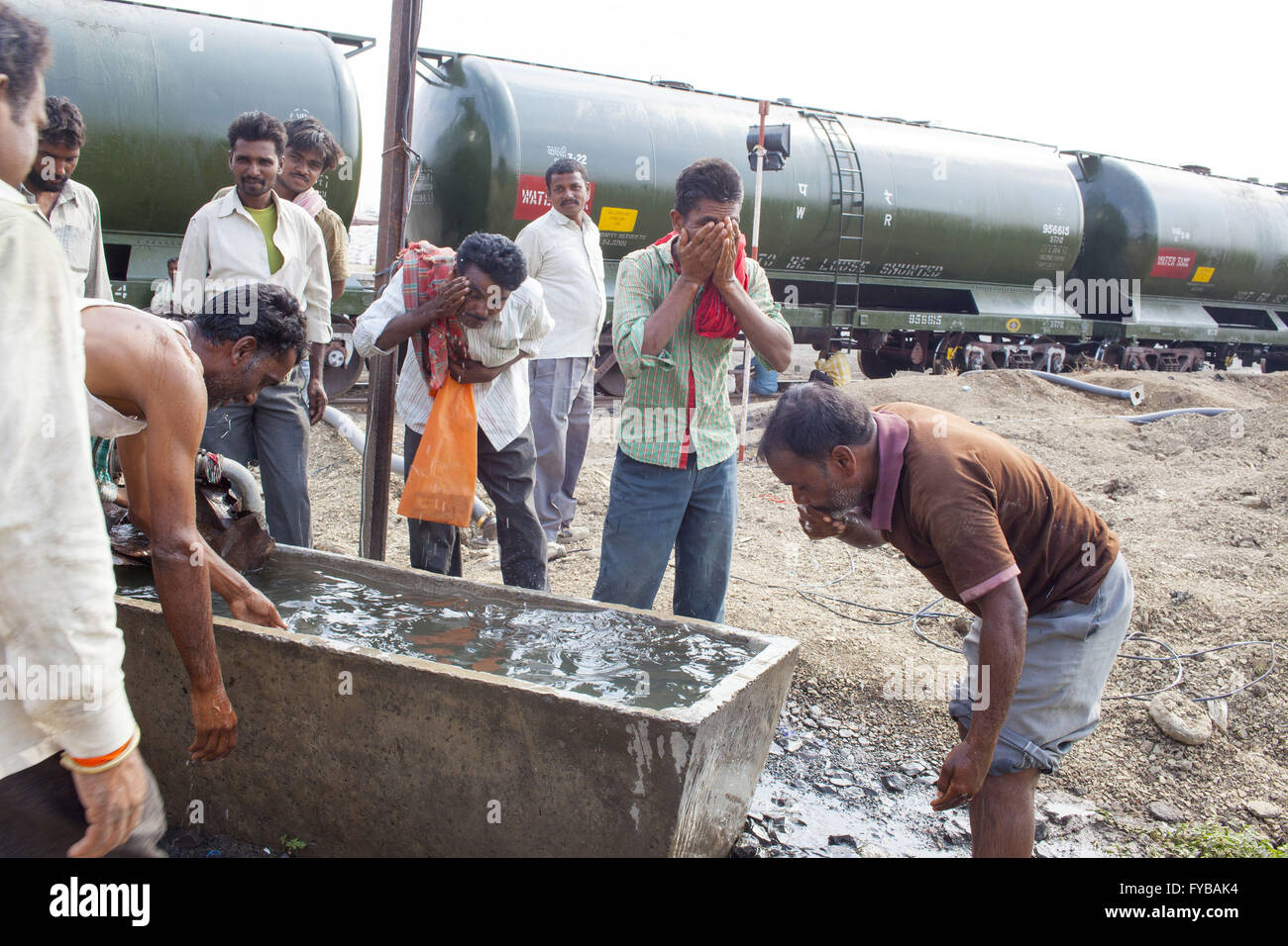 Latur, Maharashtra. 20th Apr, 2016. 20 April 2016 - Latur - INDIA.After completing the 350 kms journey from Miraj, The 50 Wagon Water train arrives at Latur with much needed drinking water. © Subhash Sharma/ZUMA Wire/Alamy Live News Stock Photo