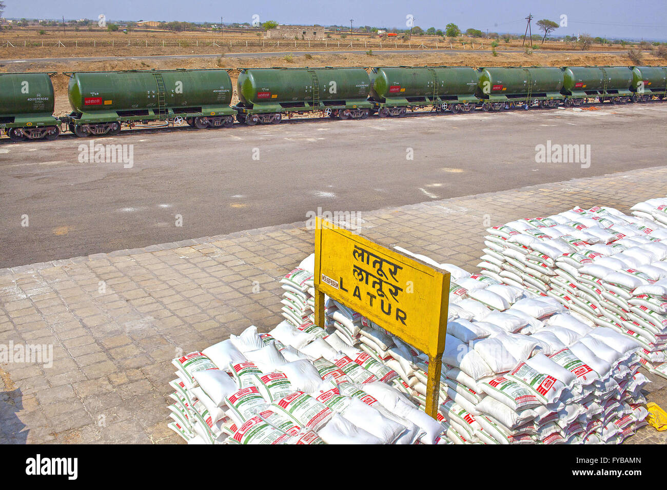 Latur, Maharashtra. 20th Apr, 2016. 20 April 2016 - Latur - INDIA.After completing the 350 kms journey from Miraj, The 50 Wagon Water train arrives at Latur with much needed drinking water. © Subhash Sharma/ZUMA Wire/Alamy Live News Stock Photo