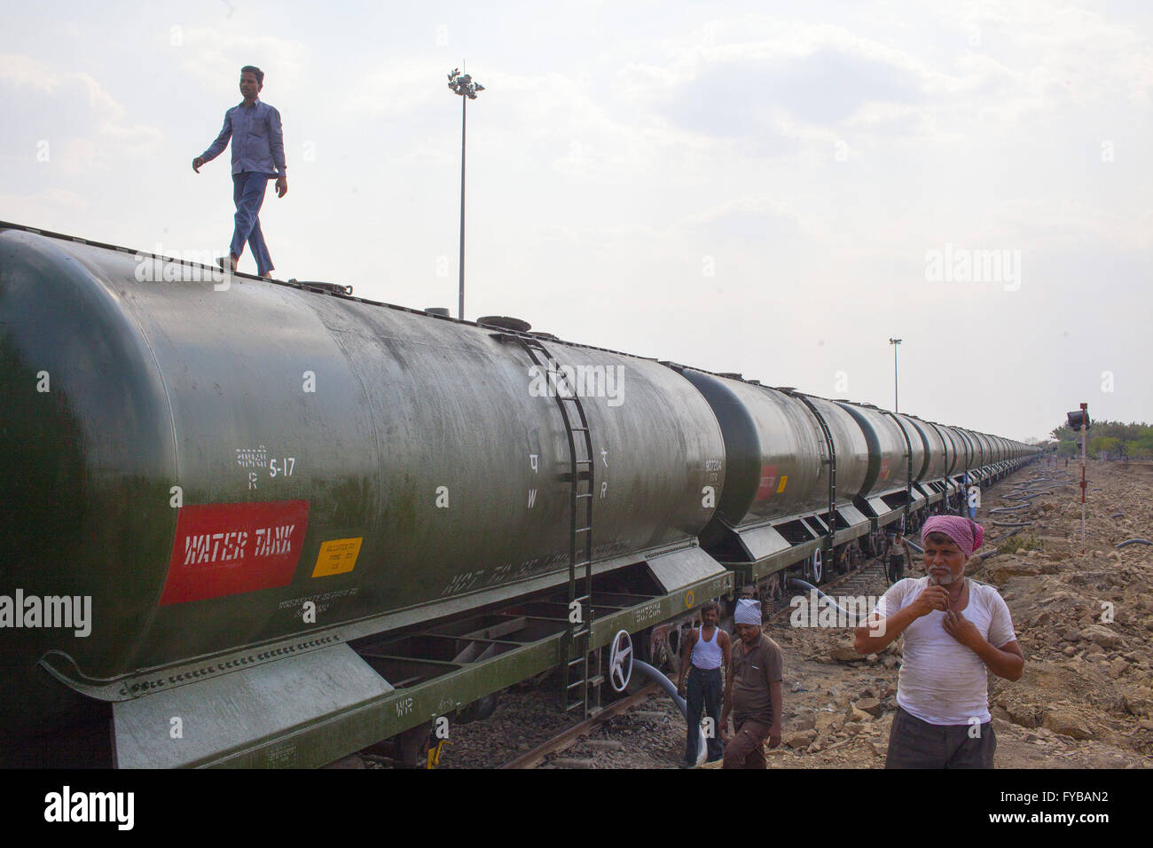 Latur, Maharashtra. 20th Apr, 2016. 20 April 2016 - Latur - INDIA.The 50 Wagon Water train arrives at Latur with much needed drinking water from the town of Miraj which is 350 kms away from Latur. © Subhash Sharma/ZUMA Wire/Alamy Live News Stock Photo