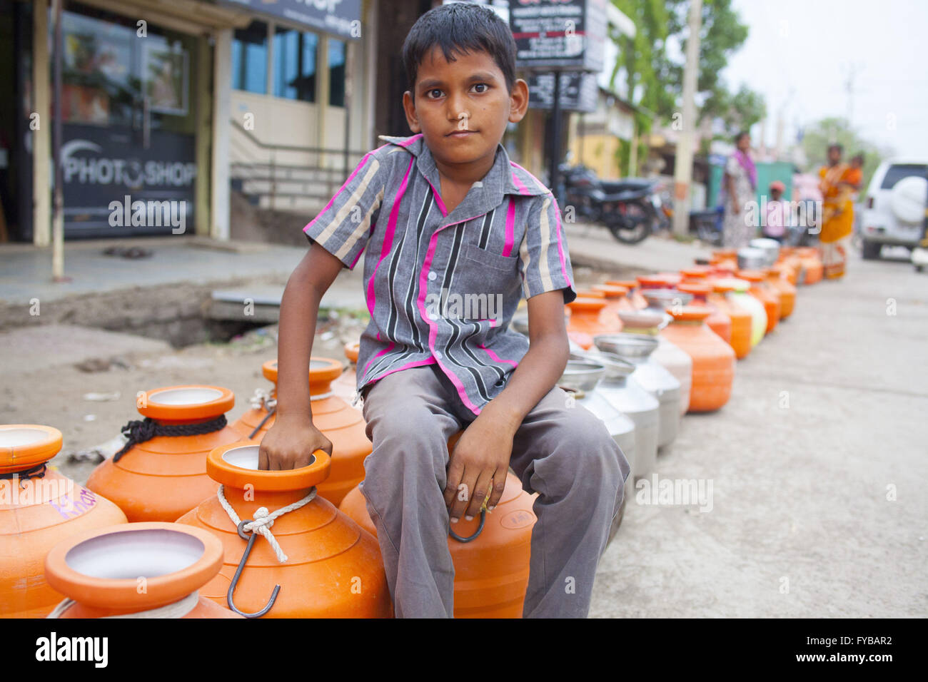 Latur, Maharashtra. 20th Apr, 2016. 20 April 2016 - Latur - INDIA.Many school children in Latur are spending a better part of their Summer vacations in long queues to fetch water. © Subhash Sharma/ZUMA Wire/Alamy Live News Stock Photo