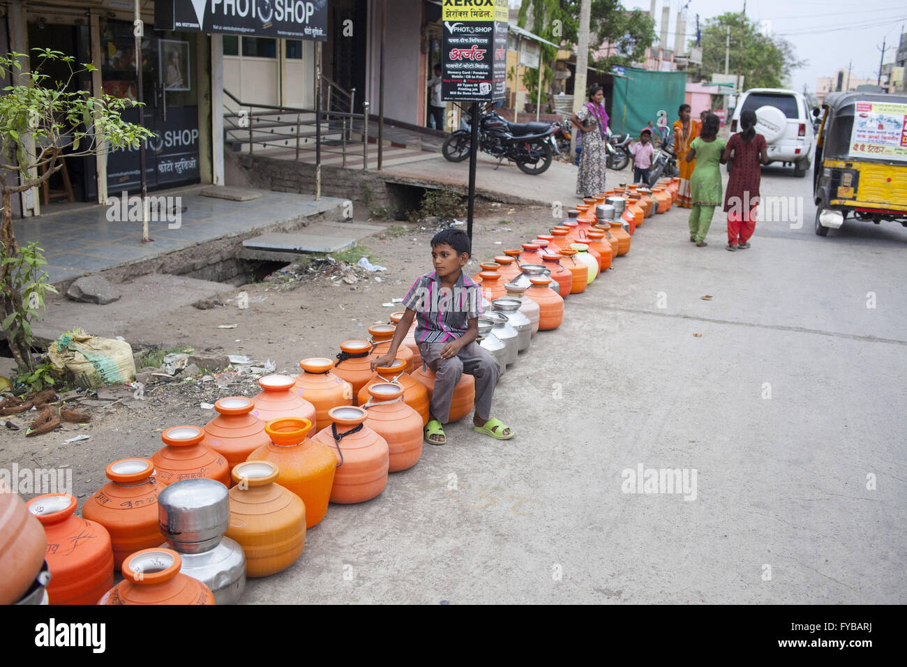 Latur, Maharashtra. 20th Apr, 2016. 20 April 2016 - Latur - INDIA.Long queues of empty utensils await the arrival of a water tanker at a neighborhood of Latur. © Subhash Sharma/ZUMA Wire/Alamy Live News Stock Photo