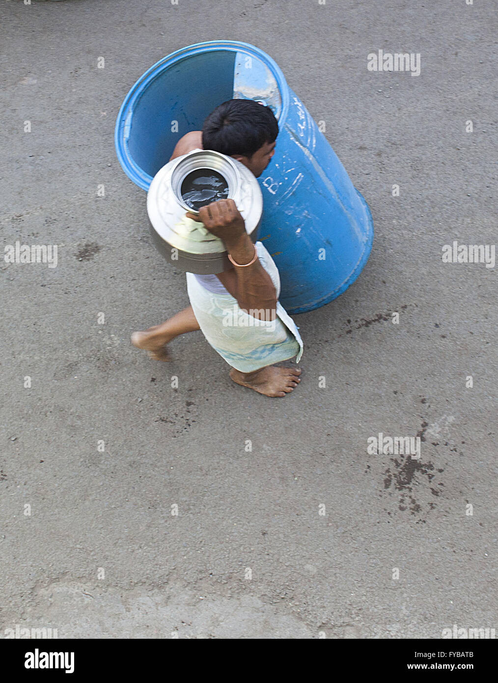Latur, Maharashtra. 21st Apr, 2016. 21 April 2016 - Latur - INDIA.A person carries water from a water tanker in Latur. © Subhash Sharma/ZUMA Wire/Alamy Live News Stock Photo