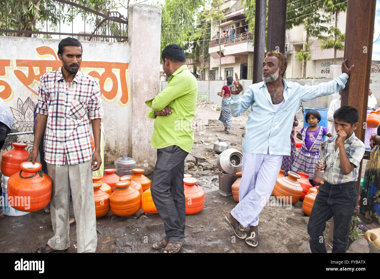 Latur, Maharashtra. 20th Apr, 2016. 20 April 2016 - Latur - INDIA.Frequent quarrels have become common place at the site of water collection points in Latur. © Subhash Sharma/ZUMA Wire/Alamy Live News Stock Photo
