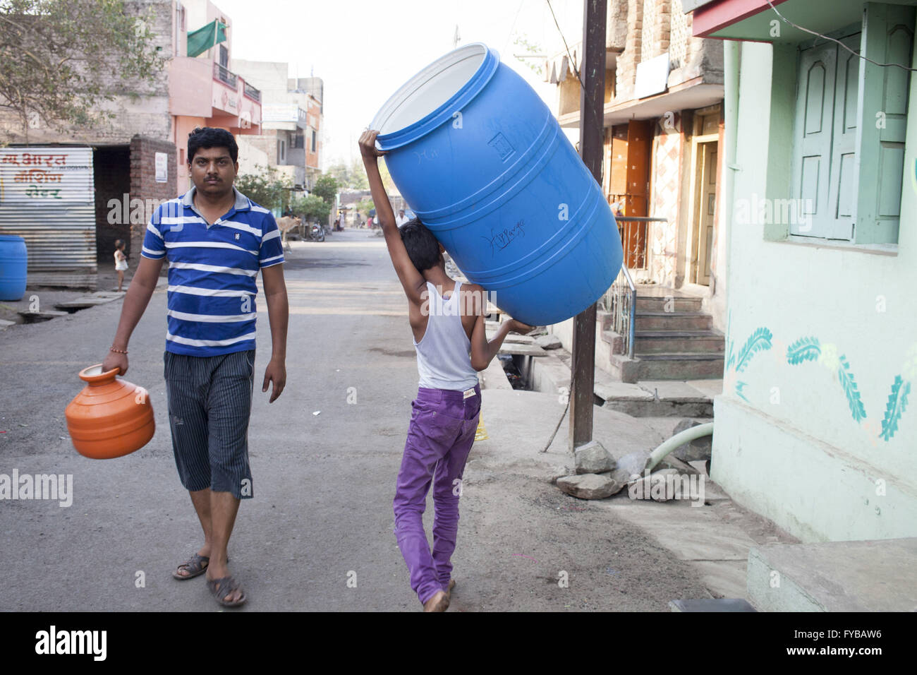 Latur, Maharashtra. 21st Apr, 2016. 20 April 2016 - Latur - INDIA.Many school children in Latur are spending a better part of their Summer vacations in long queues to fetch water. © Subhash Sharma/ZUMA Wire/Alamy Live News Stock Photo
