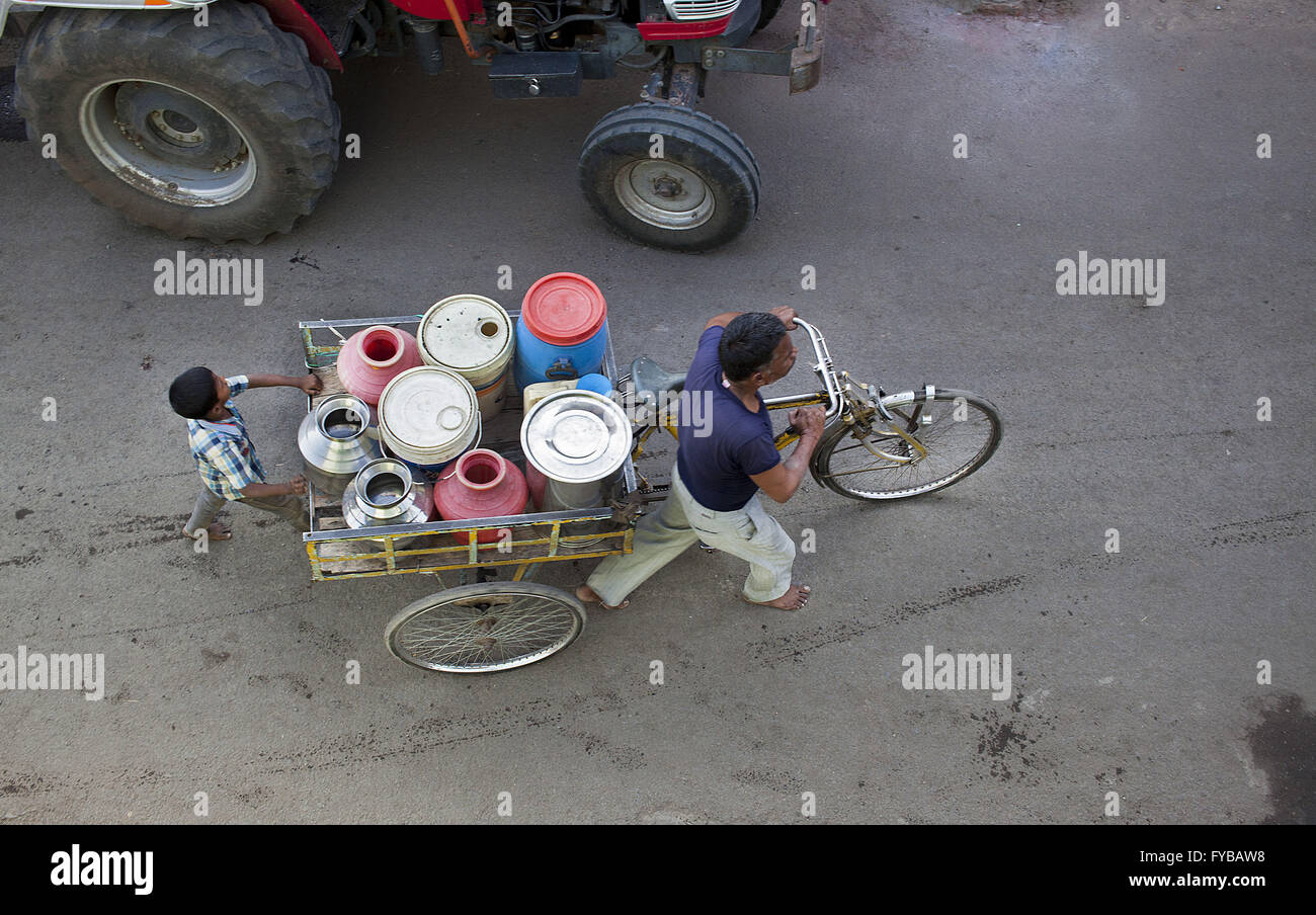 Latur, Maharashtra. 21st Apr, 2016. 21 April 2016 - Latur - INDIA.A person arrives to collect water from a water tanker in Latur. © Subhash Sharma/ZUMA Wire/Alamy Live News Stock Photo