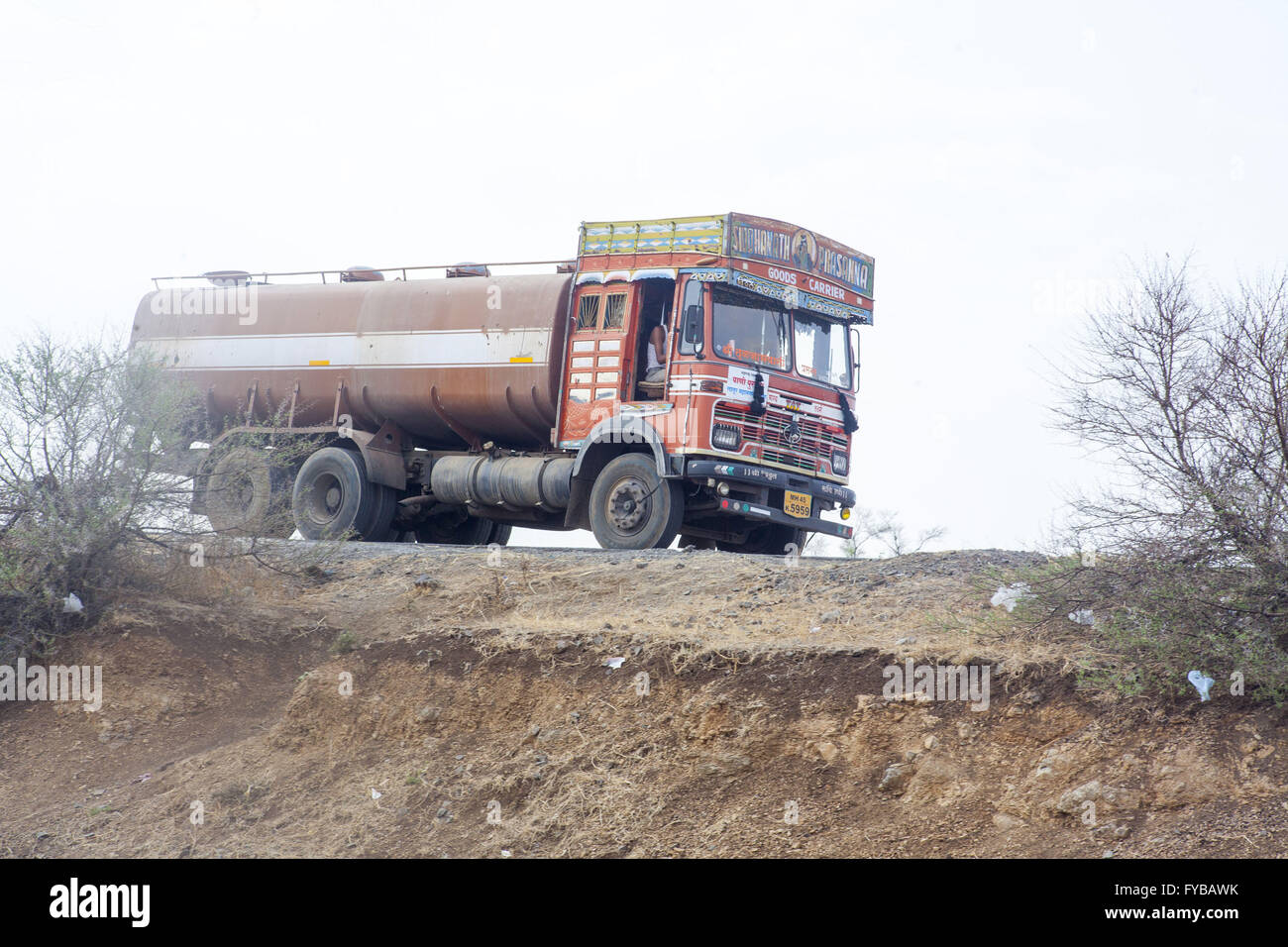 Latur, Maharashtra. 20th Apr, 2016. 20 April 2016 - Latur - INDIA.a water tanker in Latur. © Subhash Sharma/ZUMA Wire/Alamy Live News Stock Photo